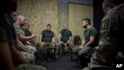 乌克兰总统泽连斯基(右2)在顿涅茨克前线地区听取乌军指挥官的情况介绍。(2023年8月14日)