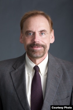 乔治城大学法学院副院长兼亚洲法主任费能文教授