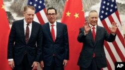 中国副总理刘鹤(右)与美国贸易代表莱特希泽、美国财长姆努钦在北京钓鱼台国宾馆举行会晤。(2019年5月1日)