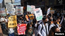 资料照片:人们在纽约市皇后区参加全美抗击反亚裔暴力集会。(2021年3月27日)