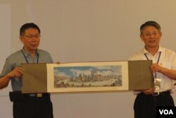 柯文哲与沙海林互赠了礼物。沙海林向柯文哲赠送了上海市景图。(美国之音林枫拍摄)(美国之音林枫拍摄)
