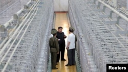 资料照片:朝鲜领导人金正恩参观核武器研究所和武器级核材料生产基地。(2024年9月13日)