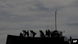 资料照片:2019年8月11日,游客从韩国坡州的临津阁馆观看北侧的朝鲜。(美联社照片)