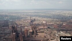 无人机航拍的马里乌波尔伊利希钢铁厂鸟瞰图。(2022年4月15日)