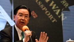 台湾外交部部长吴钊燮9月2日宣布新版护照样式(台湾行政院提供)