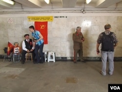 莫斯科市中心地下通道中有人扮成列宁和斯大林招揽游客拍照。(美国之音白桦拍摄)