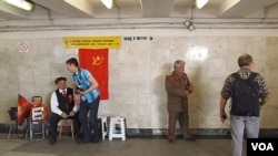 莫斯科市中心地下通道中有人扮成列宁和斯大林招揽游客拍照。(美国之音白桦拍摄)