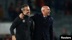 资料照片:西班牙足协主席鲁维亚莱斯在西班牙女足击败瑞典队而进入决赛后与女足教练维尔达(左)共同庆祝。(2023年8月15日)