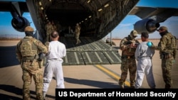 资料照片:首批无证移民准备从德克萨斯州起飞前往关塔那摩湾的照片。(2025年2月4日)