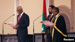 马尔代夫新总统萨利赫(左)2018年11月17日宣誓就职(路透社)