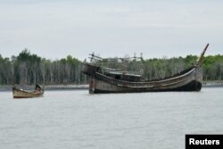 Perahu kayu yang membawa etnis Muslim Rohingya ke pantai desa Karang Gading, Deli Serdang, 1 Januari 2024. (Antara/Reuters)