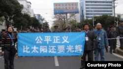 2010年4月吴淦与来自各地的活动人士在福州法庭外声援福建三网民。(照片来源:现场活动人士)