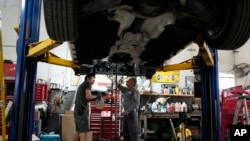 资料照片: 2024年9月19日,芝加哥快捷汽车服务公司的汽车修理工正在修理车辆。9月份,美国雇主增加了254,000个工作岗位。