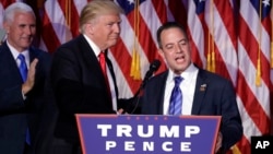 2016年11月9日,当选总统川普(左)与共和党全国委员会主席莱因斯·普里伯斯在纽约选举之夜的集会上。