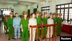 Gia đình nông dân Ðoàn Văn Vươn bị đưa ra xét xử tại Tòa án Nhân dân thành phố Hải Phòng, ngày 2/4/2013.