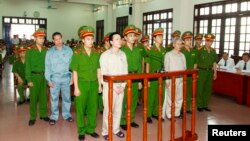 Gia đình nông dân Ðoàn Văn Vươn bị đưa ra xét xử tại Tòa án Nhân dân thành phố Hải Phòng, ngày 2/4/2013.