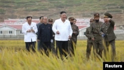 朝中社发布的这张图片显示,朝鲜领导人金正恩视察金化郡的重建地点。(2020年10月1日)