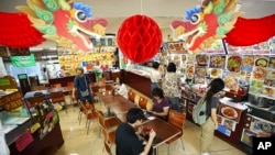 日本东京一家深受旅日华人喜爱的食堂。(2024年9月4日)