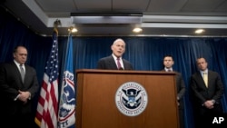 美国国土安全部部长约翰·凯利(中)、美国移民与海关执法局代理局长托马斯·霍曼(左)、海关和边防局代理局长凯文·麦卡利南(右二)与负责情报和分析的代理副部长戴维·格拉韦(右)举行记者会。(2017年1月31日)
