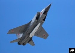 资料照:俄军米格31K战机携带高超音速“匕首”导弹在2018年5月9日进行表演。