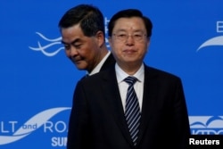 2016年5月18日中国全国人大主席张德江在香港出席一带一路峰会,特区行政长官梁振英(左)从其背后走过