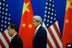 中国副总理汪洋和美国国务卿克里在北京人民大会堂(2014年7月10日)