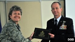 史迪威2014年1月从国防部语言学院副院长手中接过文凭(美国国防部照片)