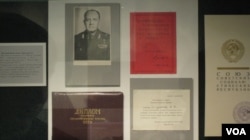 乌拉尔车厢厂同中国有历史渊源。这是工厂博物馆中展出的中共领导人周恩来1960年签发的奖状,表彰苏联坦克设计师维涅吉科托夫对中国国防工业贡献。维涅吉科托夫50年代作为苏联专家在中国工作。他是乌拉尔车厢厂总设计师,因研制出T-72坦克闻名。(美国之音白桦拍摄)