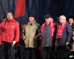 俄共成员发言,左三为俄共领袖久加诺夫