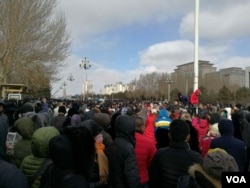 2017年2月16日,大庆市民在街头聚集。