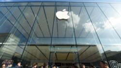 2019年9月20日人们在杭州苹果专卖店外排队等候购买苹果手机新品iPhone 11。