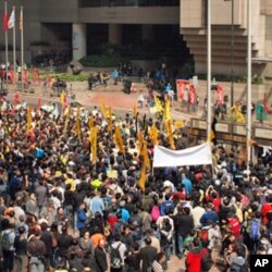 示威人士在选举会场外抗议,反对小圈子选举