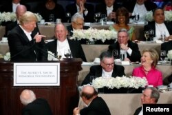 美国总统候选人希拉里·克林顿和唐纳德·川普在纽约慈善宴会上同台露面。川普讲了个笑话,克林顿有反应