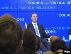 美众议院常设情报特别委员会主席谢安达星期二在外交关系协会的一个座谈会上(美国之音莉雅拍摄)