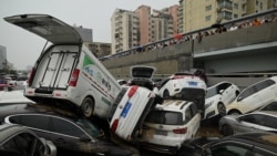 河南省郑州市遭暴雨侵袭后一个隧道口的汽车。(2021年7月22日)