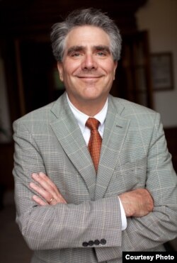 范德堡大学管理学院院长、信息技术专家艾里克•约翰逊(Eric Johnson)