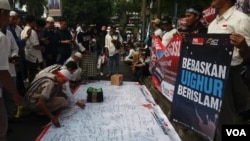 印尼数以百计的穆斯林星期五(12月21日)在中国驻雅加达大使馆外举行抗议中国大规模关押维吾尔穆斯林。