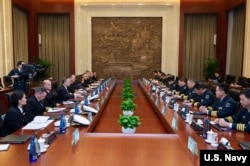 美国海军作战部长理查森上将一行2019年1月14日与中方会谈(美国海军照片)