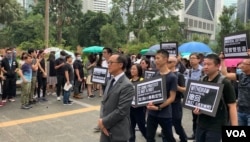 香港会计界立法会议员梁继昌率领数千名香港会计从业者举行反修例游行。(美国之音林枫拍摄,2019年8月23日)