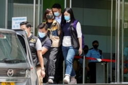 香港警方在壹传媒集团总部拘捕《苹果日报?副社长陈沛敏。 (2021 年6 月17日)