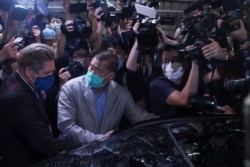 香港苹果日报创始人黎智英周三获保释离开警局。（2020年8月12日）