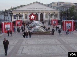 阅兵前的5月8日,莫斯科红场旁的马涅日广场装饰着一批苏军高级将领的画像。(美国之音白桦 拍摄)