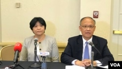台湾“选择美国”投资峰会代表团2019年6月12日举行记者会,图左为台湾美国事务委员会主任委员林良蓉,图右为代表团团长,台湾行政院政务委员邓振中(美国之音锺辰芳拍摄)