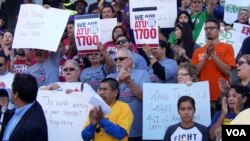 示威者去年在市府外要求提高工资(美国之音国符拍摄)