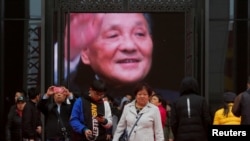 2018年11月14日,北京中国国家博物馆举办的中国改革开放40周年展览中,人们参观关于中国前领导人邓小平的内容。