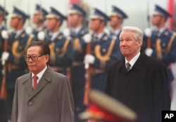1997年11月10日,俄罗斯总统叶利钦和中国主席江泽民在天安门广场的欢迎仪式上,身后是仪仗队