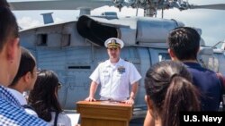 美国“蒙哥马利号”濒海战舰(USS Montgomery)舰长爱德华·罗索(Edward Rosso)2019年7月8日在新加坡接待媒体采访(美国海军图片)