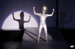 中国时装周期间，有人打扮成外星人出场时装秀。(2010年10月27日)。有些中国网站把删帖删文戏称为“被外星人劫持”。