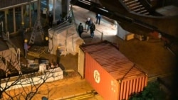 2021年12月22日夜间,校园内的国殇之柱组件由货柜车从港大运走。(Galileo Cheng/HK Frontline Media )