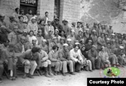 1942年延安文艺座谈会参加人员合影,毛泽东和朱德等人在前排。(中国老照片,具体出处不详)习近平的北京文艺座谈会最近举行